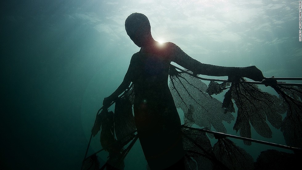 Cảm giác không trọng lượng khi ở dưới nước cho phép du khách có thể  thỏa sức ngắm vẻ đẹp của bảo tàng điêu khắc ở nhiều vị trí. Bạn có thể bơi nổi trên các tác phẩm để quan sát cận cảnh tác phẩm  hoặc bơi ra xa để có cái nhìn bao quát hơn.  