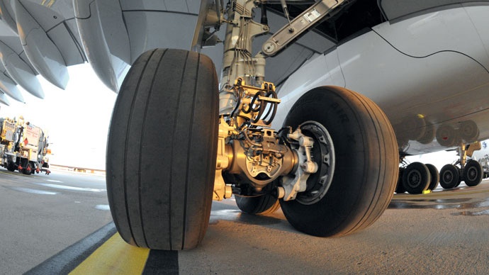 Phat hien thi the trong khoang banh cua may bay My hinh anh