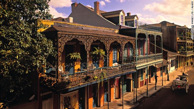 Thành phố New Orleans thuộc bang Lousiana, Mỹ, là điểm đến thú vị dành cho những du khách ưa khám phá. Họ tìm tới New Orleans để chiêm ngưỡng những căn nhà cổ với ban công đầy hoa, tận hưởng những tối đầy mê đắm trong tiếng nhạc jazz, hoặc đi thuyền dọc sông Mississippi ngắm thành phố. Bạn sẽ thấy nỗi buồn hay những giọt nước mắt sẽ trở nên vô cùng xa xỉ ở thành phố này, bởi một giây buồn bã chính là một giây phí hoài.