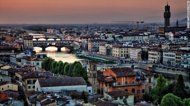 “Trung tâm văn hóa của châu Âu thời trung cổ” Florence, Italy, vẫn giữ vị trí thứ ba trong danh sách các thành phố du lịch và nghỉ dưỡng tốt nhất thế giới năm 2014. Khách du lịch sẽ “choáng ngợp” trước số lượng đồ sộ các tác phẩm nghệ thuật và công trình kiến trúc tại thành phố 2.000 năm tuổi. 
