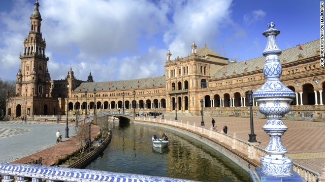 Seville là một điểm đến hấp dẫn khác của Tây Ban Nha lọt vào danh sách những thành phố du lịch tốt nhất trong năm nay. Khu phố cổ, nhà thờ lớn, bảo tàng mỹ thuật bên cạnh các vũ công Flamenco bốc lửa sẽ là những dấu ấn tuyệt đẹp trong con mắt của các thập khách phương xa. 