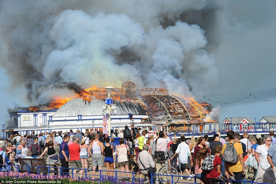 Cau tau 140 nam tuoi thanh khung sat sau dam chay hinh anh