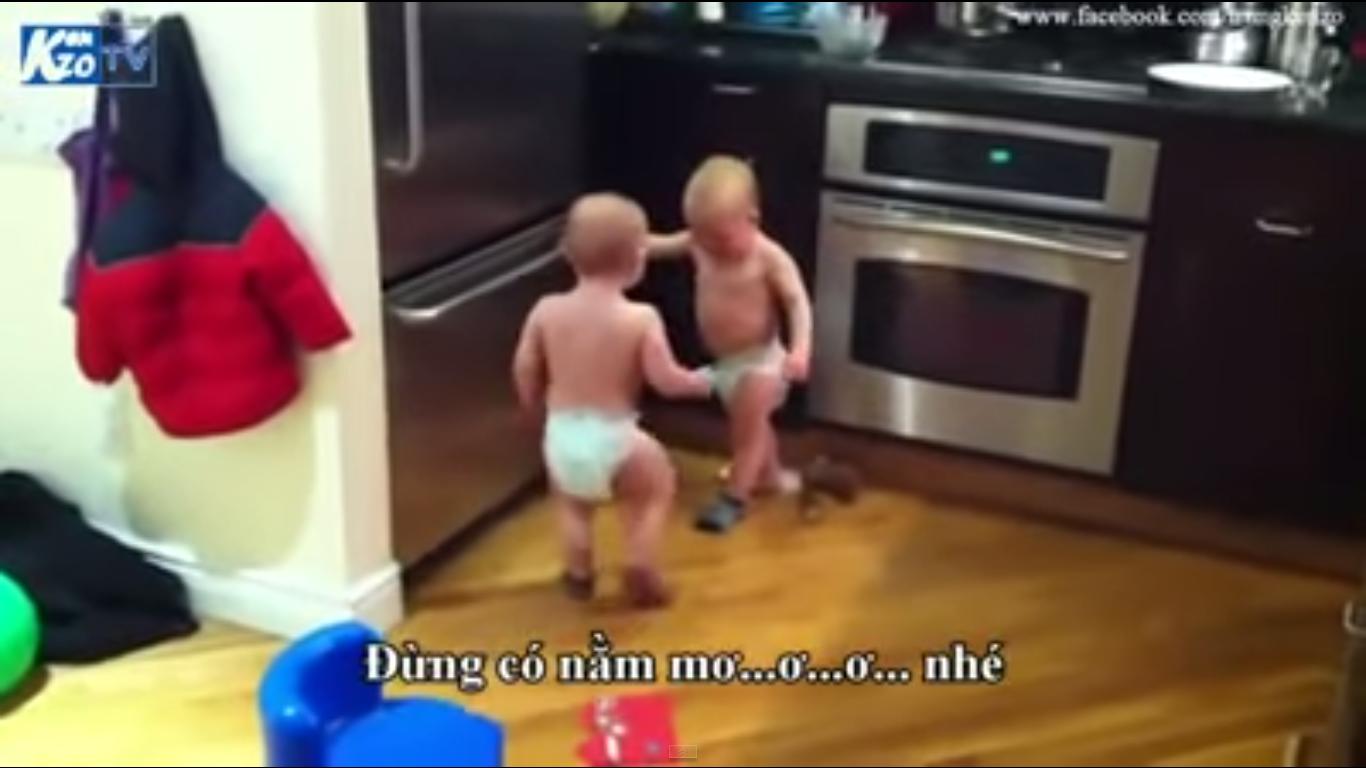 Cuoc tro chuyen hai huoc giua hai be trai hinh anh