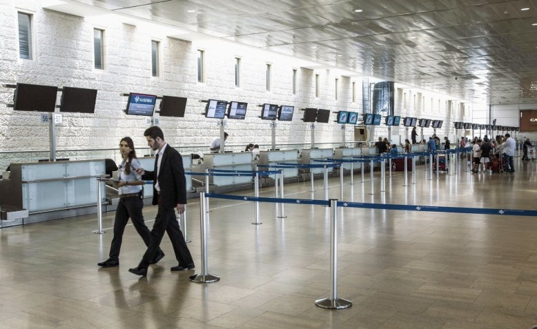 Sân bay quốc tế Ben Gurion tại Israel gần như vắng tanh sau cuộc tấn công ngày 23/7 khiến nhiều hãng hàng không quốc tế hủy chuyến bay. Ảnh: PA