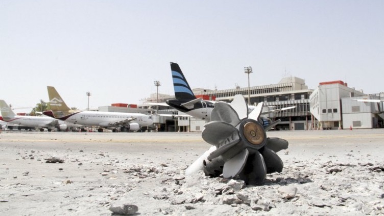 Bao dong xu huong khung bo o san bay dan dung hinh anh