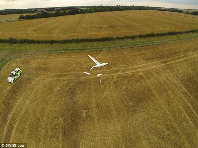 Phi cong 70 tuoi nhay du khi may bay roi hinh anh