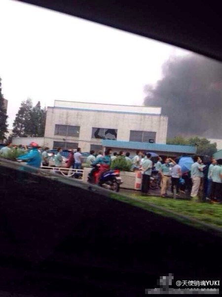 7h37 ngày 2/8, vụ nổ xưởng ô tô ở Côn Sơn, Trung Quốc đã khiến 65 người chết và hơn 100 người bị thương. Cảnh sát đã phong tỏa hiện trường và một lượng lớn xe cứu thương lập tức tới cứu hộ.