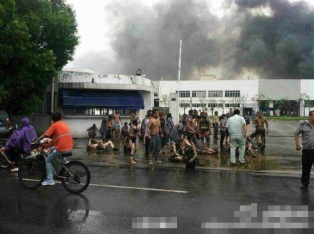 Hien truong vu no xuong o to o Trung Quoc hinh anh