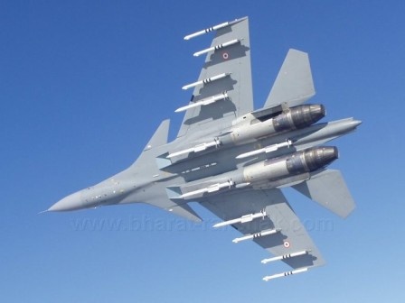 R-77 dưới cánh Su-30 MKI.