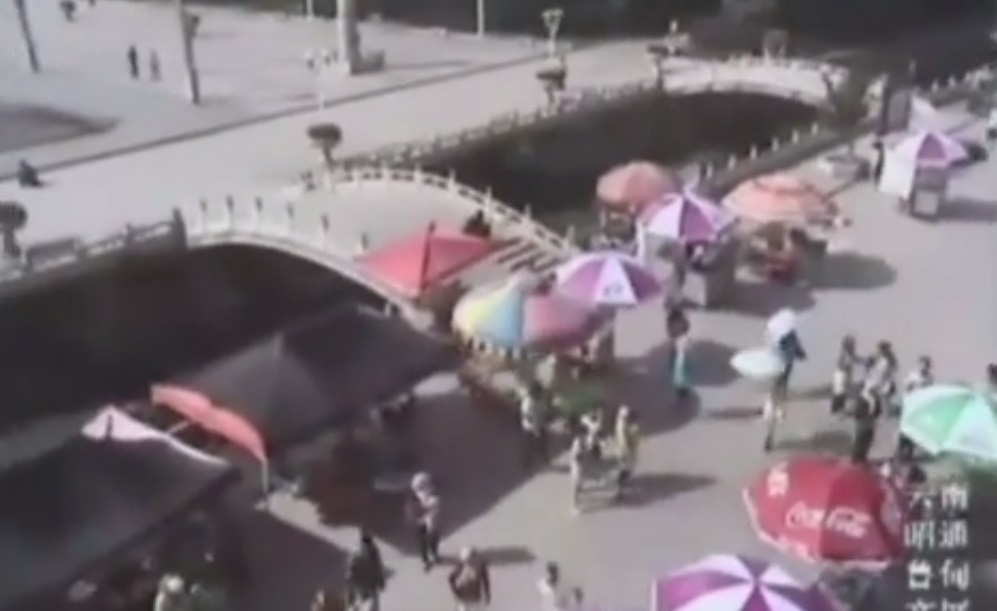 Khoanh khac dong dat 6,5 do Richter xay ra o Trung Quoc hinh anh