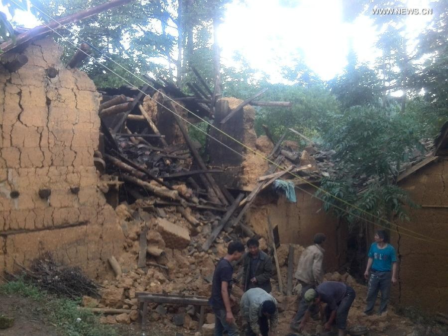 Hiện trường một khu vực nhà tại huyện Qiaojia sụp đổ trong trận động đất, gần huyện Lưu Điện. Ảnh: Xinhua