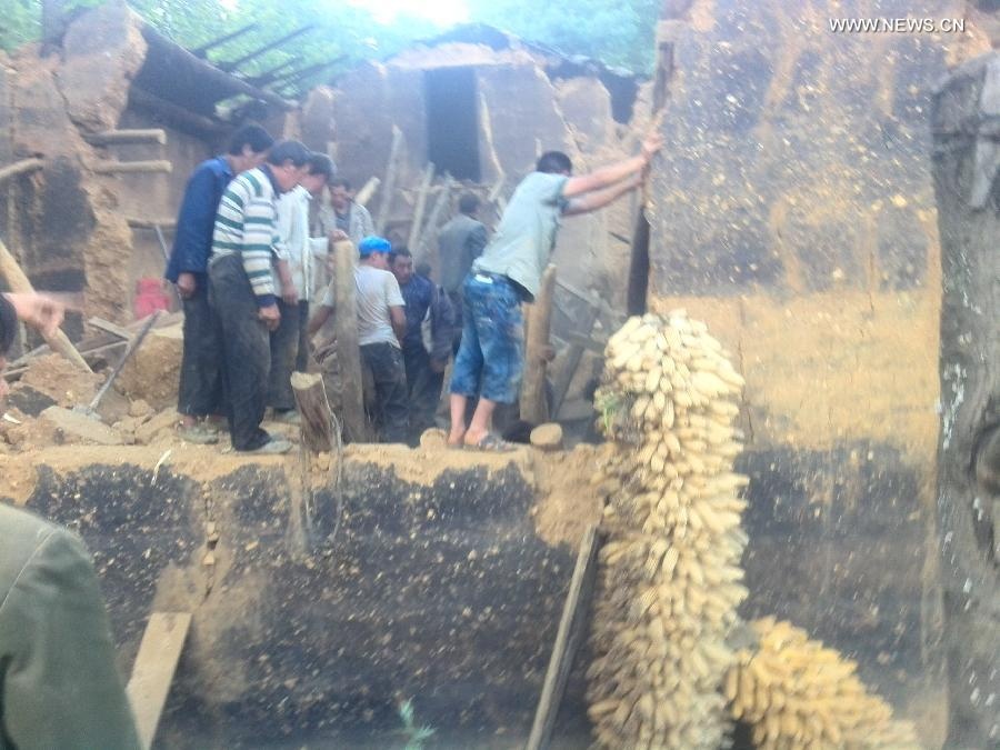 Hàng chục nghìn tòa nhà bị sập hoặc hư hại nặng trong trận động đất tại tây nam Trung Quốc, phần lớn là những tòa nhà cũ. Ảnh: Xinhua