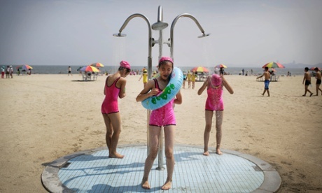 Các bé gái Triều Tiên trong bộ trang phục bơi khi dự trại hè thiếu niên quốc tế tại Wonsan vào tháng 7/2014. Ảnh: AP