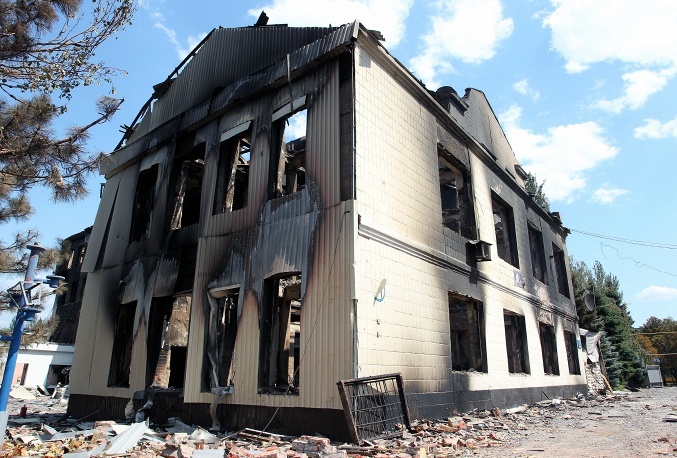 Một ngôi nhà tại làng Avdiivka, cách Donetsk khoảng 10km, bị phá hủy sau một cuộc tấn công của quân đội Ukraina. 