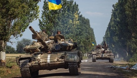 Chien dau co, xe tang o at tien ve dong Ukraina hinh anh