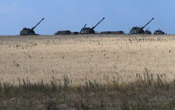 Đoàn xe chở pháo binh của quân đội Ukaina đang tiến về Donesk. 