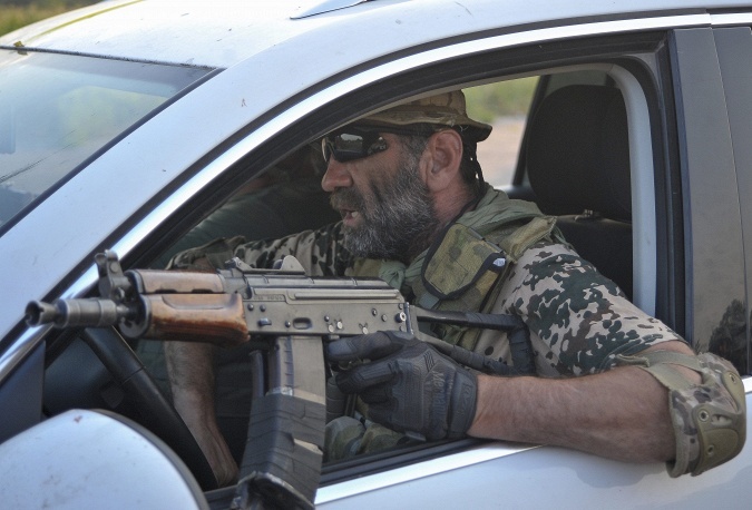 Một binh sĩ  thuộc tiểu đoàn Donbass tại vùng chiến sự Lugansk. Trong đợt tăng cường quân sự mới nhất này, 70 binh chủng thiết giáp cùng tham gia hỗ trợ tiểu đoàn Azov của quân đội Ukraina. 