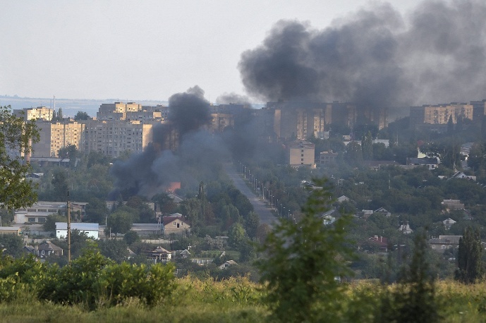 Thành phố Pervonmaisk tại Luhansk chìm trong khói đạn sau các cuộc tấn công của quân đội chính phủ.
