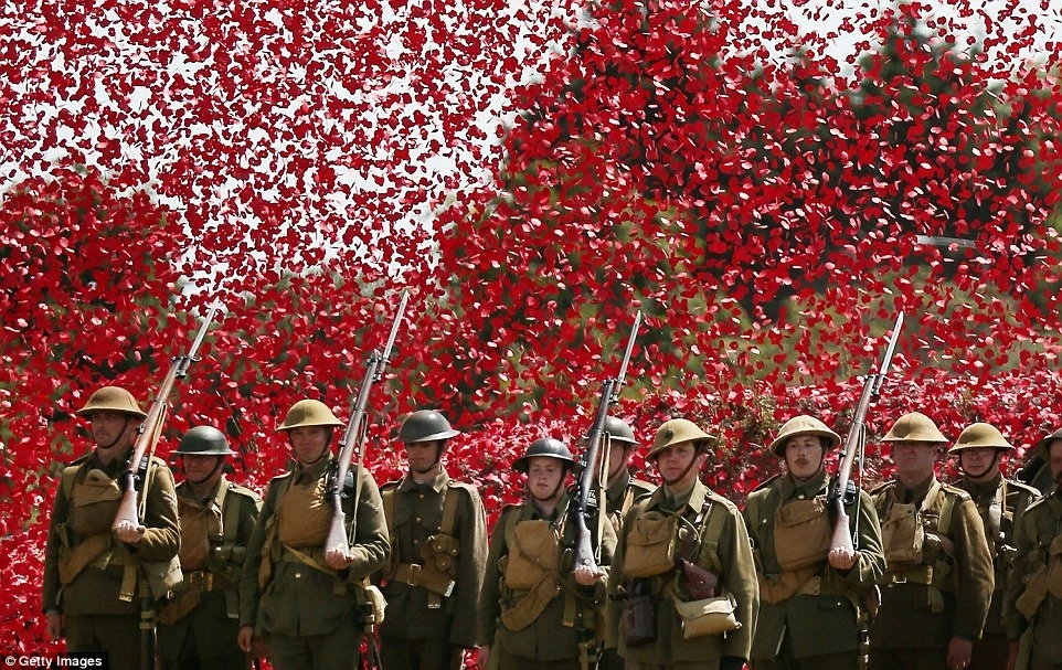 Các diễn viên hóa thân thành binh sĩ quân đội Anh tham gia Thế chiến I. Ảnh: Getty Images