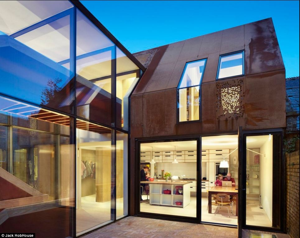 Ban giám khảo đánh giá dự án Kew House mang lại một phương pháp tiếp cận mới mẽ và tính kĩ thuật cao trong việc phát triển mẫu nguyên bản, xây dựng một không gian sáng tạo và có thể sử dụng trong một địa điểm chật hẹp. Ảnh: 