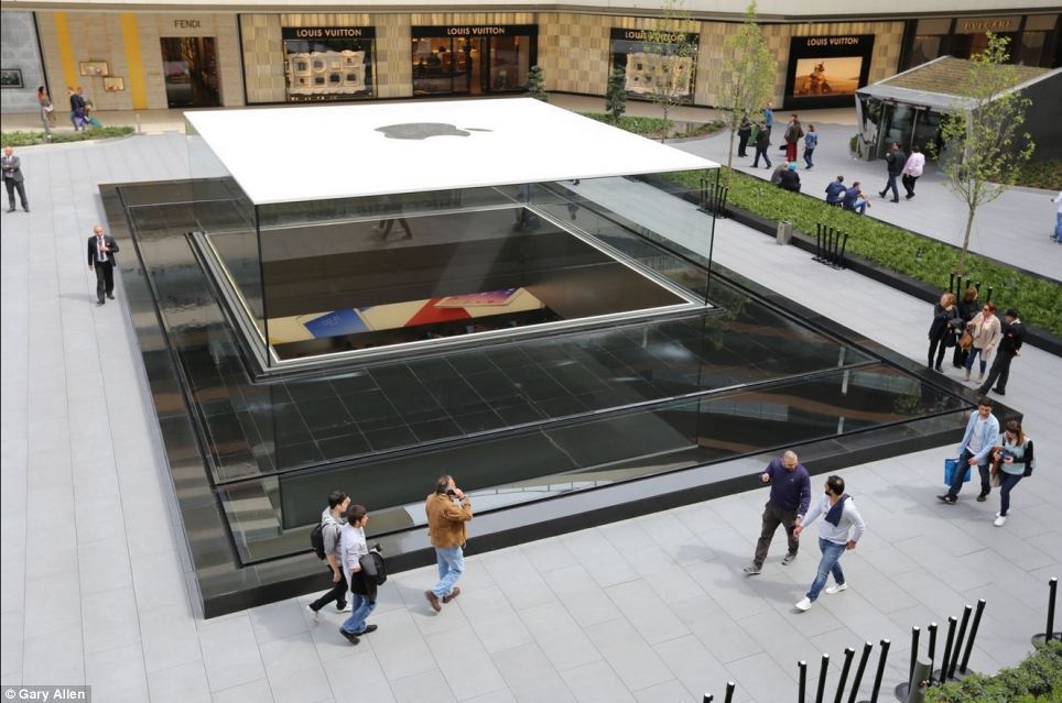 Mô hình cửa hàng mới của Apple này chỉ gồm 5 thành phần: 4 tấm kính và 1 tấm nắp kim loại. Chất kết dính duy nhất của chúng là silicon. Các giám khảo nhận định “chỉ kĩ thuật tuyệt và sự lưu tâm đến từng chi tiết mới có thể tạo ra một sản phẩm đơn giản và thuần khiết như vậy”. Ảnh: 