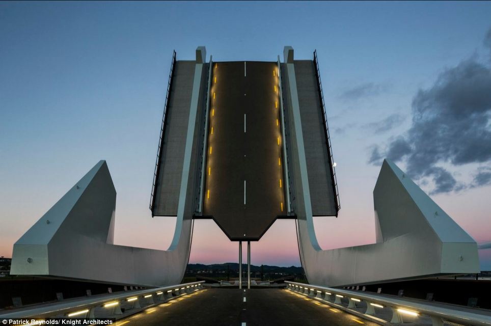 Chiếc cầu Lower Hatea Crossing là một phần trong dự án giảm tắc nghẽn giao thông tại thành phố Whangarei ở New Zealand, mô phỏng theo hình dạng móc lưỡi câu truyền thống của người Maori bản địa. Theo ban giám khảo, “chiếc cầu sẽ trở thành biểu tượng công cộng phản ánh nghệ thuật và văn hóa của người Maori. Thiết kế đột phá của chiếc cầu sẽ truyền đi nguồn cảm hứng này”. Ảnh: