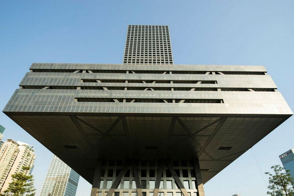 Trong ảnh là thiết kế tòa tháp cao 255 mét của Sàn giao dịch chứng khoán Thâm Quyến, Trung Quốc. Mô hình sử dụng mặt tiền đều bằng kính để công trình có thể tỏa sang và thay đổi màu sắc dưới ánh đèn. Ảnh: 