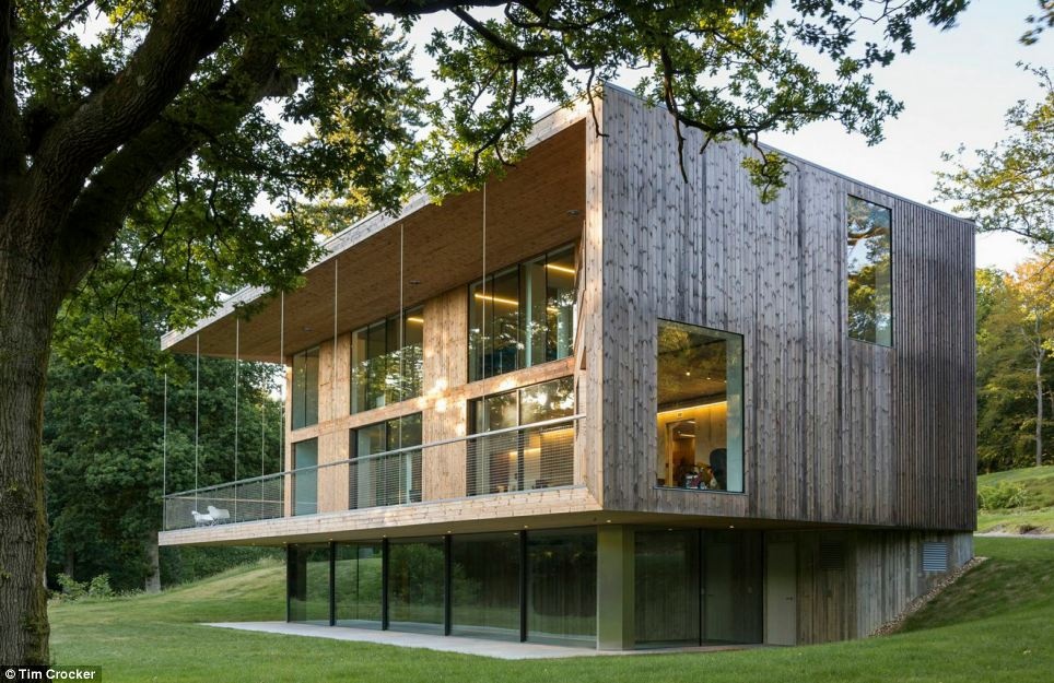 Tòa nhà Red Bridge nằm ở một khu vực hẻo lánh trong khu rừng cổ ở Đông Sussex. Mục đích của dự án là xây dựng mô hình nhà ở 3 tầng riêng biệt với kiểu dáng độc đáo phù hợp với bối cảnh. Ban giám khảo đánh giá: 