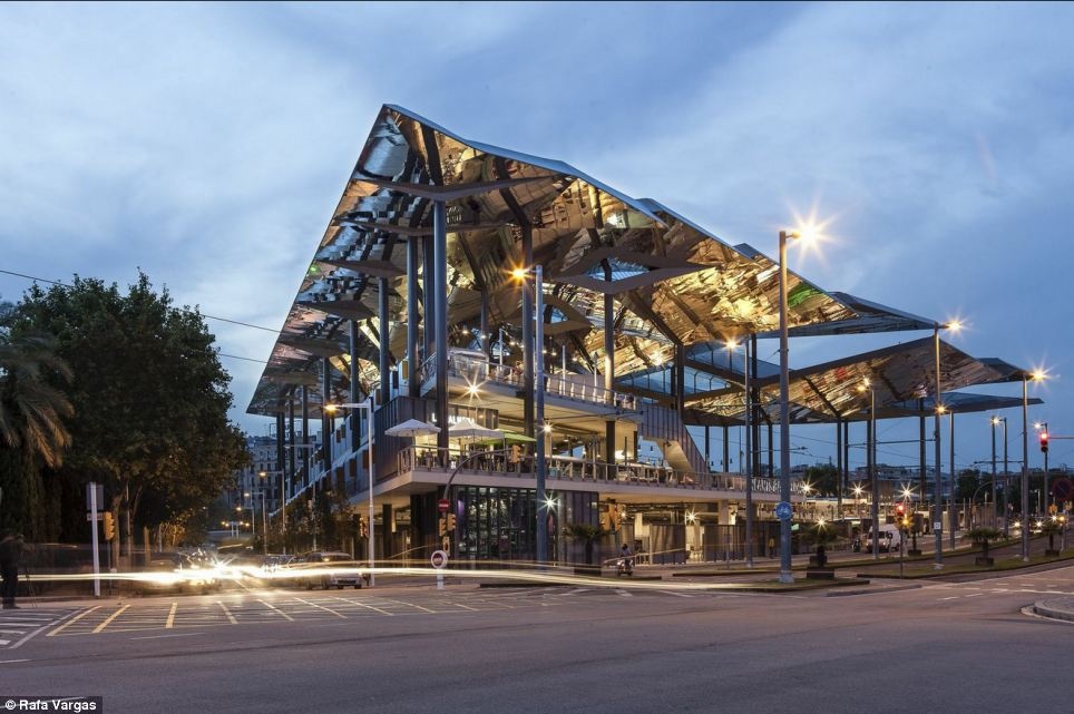 Mô hình một ngôi chợ mới xây dựng xung quanh các tuyến đường giao thông nhộn nhịp nhất ở Barcelona. Ảnh: 