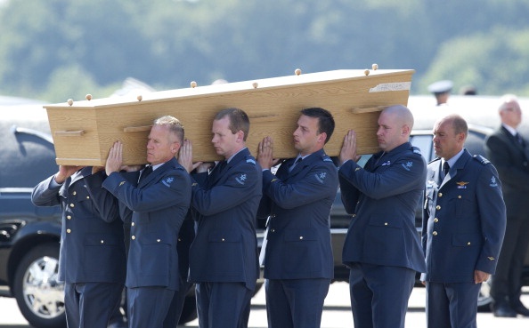 Thi thể nạn nhân vụ rơi máy bay của Malaysia Airlines số hiệu MH17 được chuyển tới Hà Lan để bắt đầu việc nhận diện. Ảnh: AFP