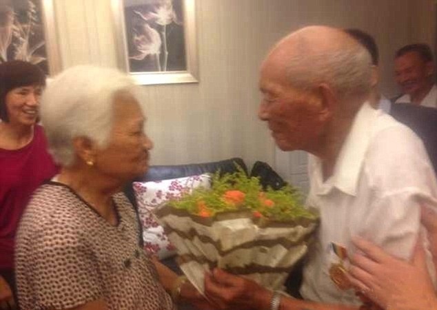 Cuu chien binh gap lai vo, con sau 70 nam hinh anh