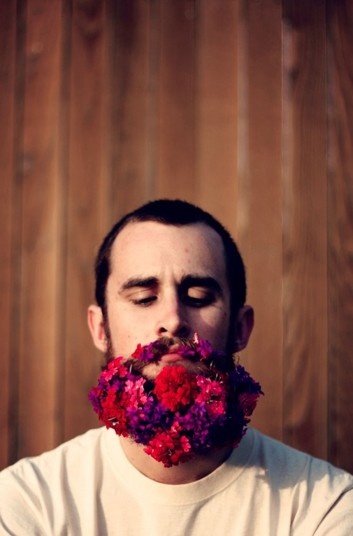 Nam gioi chau Au chay theo mot gan hoa len rau hinh anh