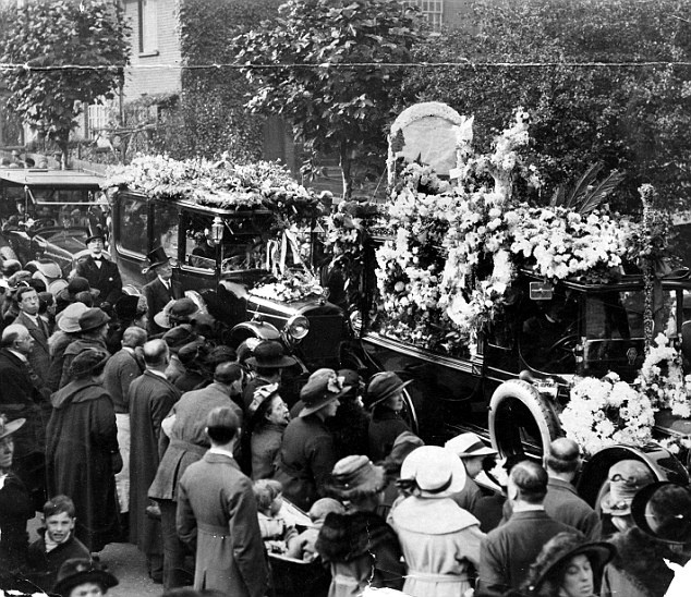 Khi cô chết ở tuổi 52, khoảng 100.000 người đã dự đám tang của cô.