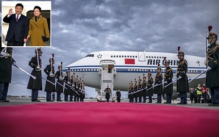 Trong chuyến công du nước ngoài đầu tiên tới Nga và châu Phi, Chủ tịch Trung Quốc Tập Cận Bình sử dụng một máy bay thương mại Boeing 747 của hãng hàng không Air China. Trung Quốc không có chuyên cơ riêng dành cho nguyên thủ quốc gia như Mỹ và nhiều quốc gia khác.