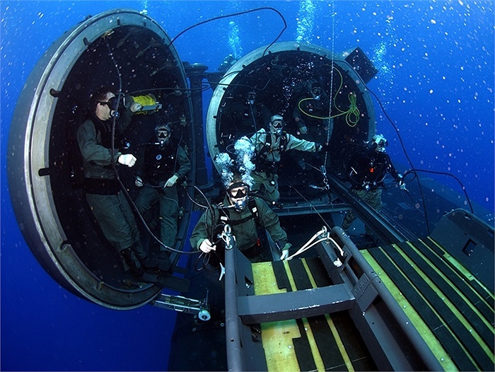 Một đội thợ lặn đang sử dụng tàu ngầm mini bên cạnh tàu ngầm USS Florida.