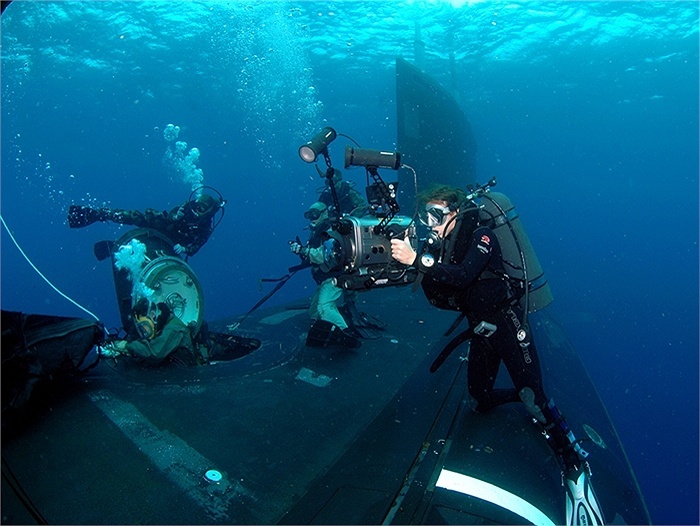 Quá trình luyện tập được thực hiện song song ở cả tàu ngầm mẹ và tàu ngầm mini.