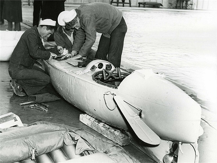 Một tàu ngầm mini được sửa chữa trên cạn.