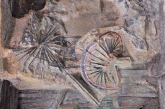 Một đường hầm chứa xe ngựa được làm từ gỗ sơn, đồng, vàng và bạc ở một trong số những con đường dẫn vào lăng. Xe ngựa là phương tiện dùng trong quá trình chôn cất vua. 