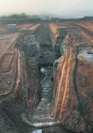 Theo đội khảo cổ, khu lăng mộ có chiều dài 490 m và được bao quanh bởi một ụ đất lớn. Lăng mộ có hai đường dẫn tới nơi chôn cất vua Liu Fei với chiều dài từ 35 đến 36 m. Theo lý giải của giới khảo cổ, chúng hoàn toàn thích hơp để chôn cất vua sau khi ông qua đời.