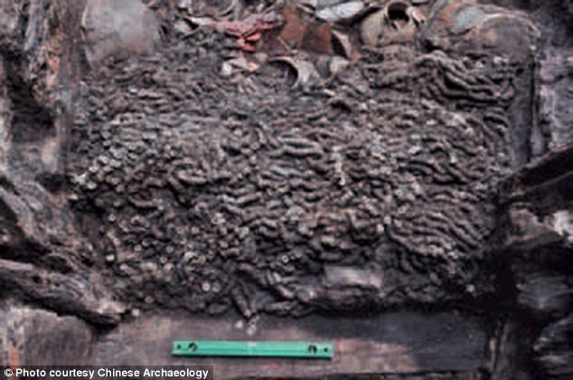 Theo truyền thống, vua cần một cuộc sống giàu sang sau khi xuống suối vàng. Do vậy, người ta đã chôn  hơn 100.000 đồng tiền cùng ông. Đó là những đồng xu của đế chế đầu tiên tại Trung Quốc.