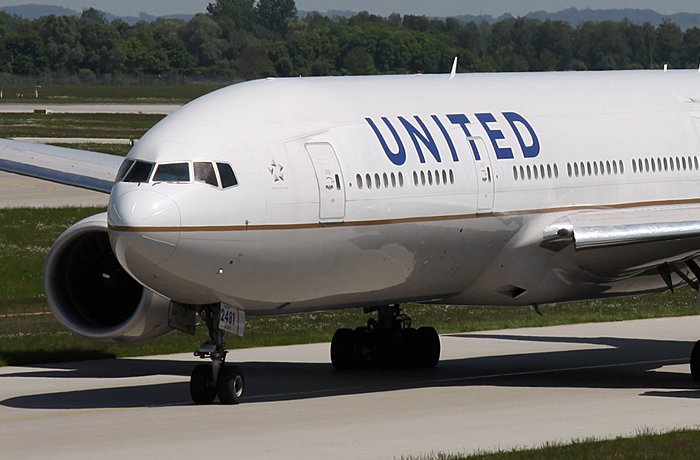 Boeing 777 suyt boc chay tren bau troi Canada hinh anh