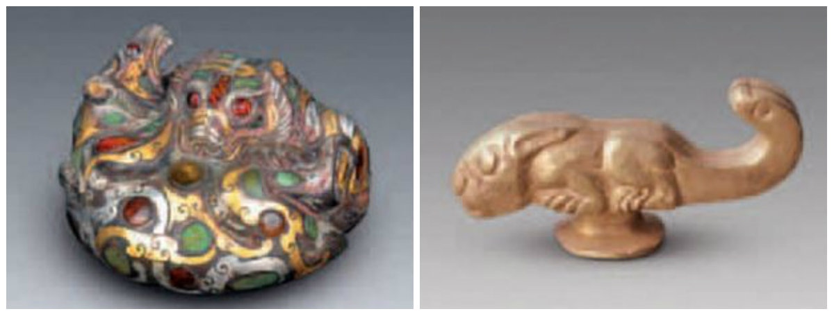 Một chiếc thảm chùi chân bằng vàng, bạc và đá quý (ảnh trái). Con thỏ nạm vàng  cũng được phát hiện tại một trong số các ngôi mộ dưới lòng đât (ảnh phải).