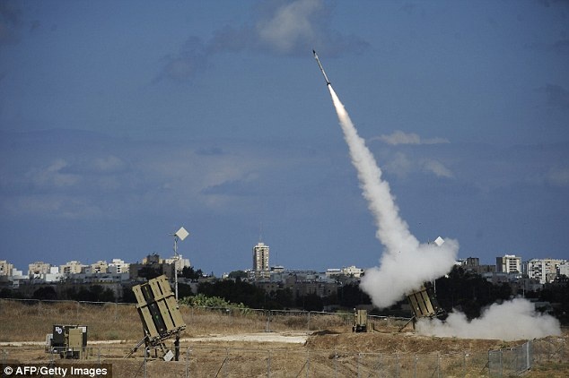 Nhân viên điều hành hệ thống Iron Dome đã tận mắt chứng kiến tên lửa từ phía Hamas lao xuống biển do sự tác động của “bàn tay Chúa”. Ảnh: AFP 