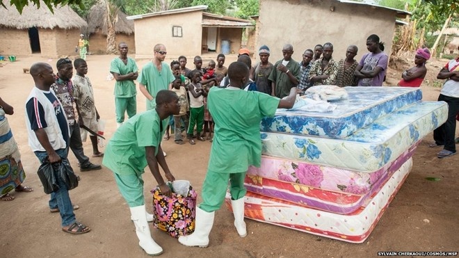 Các nhân viên y tế phát đệm mới cho 5 gia đình sau khi người thân của họ qua đời vì virus Ebola
