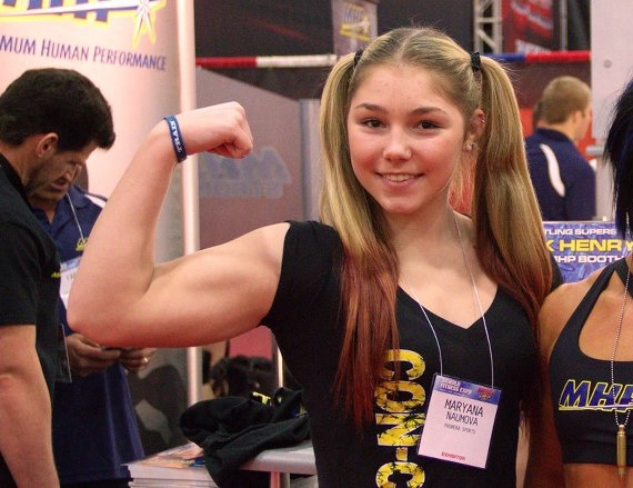 Cô bé Naumova còn là một vận động viên cử tạ “cừ khôi” và đầy tiềm năng của Nga. Em từng lập nhiều kỷ lục nâng tạ ở Nga, châu Âu về thành tích dành cho lứa tuổi thiếu niên. Ảnh: Facebook