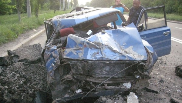 Ten lua roi truoc mui o to, tai xe thoat chet hinh anh