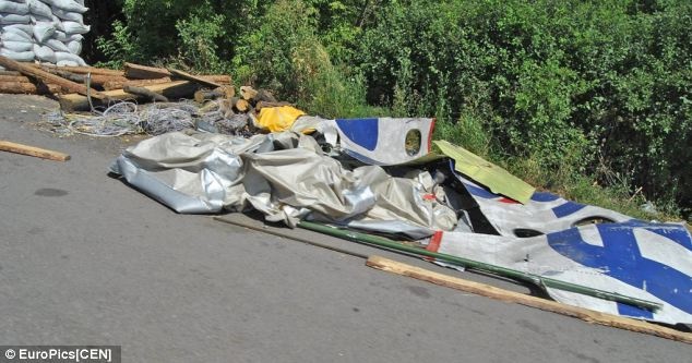 Báo chí Ukraina cáo buộc phiến quân dùng xác máy bay làm rào chắn. Ảnh: EuroPics