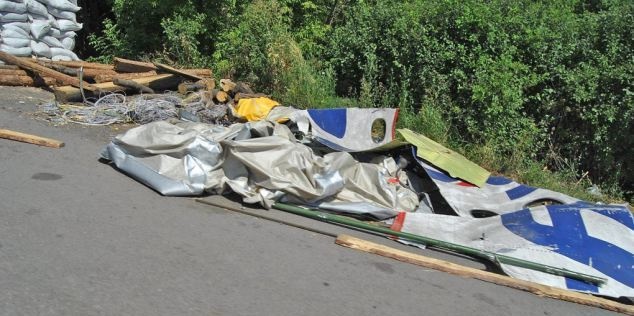 Phien quan Ukraina dung xac may bay Malaysia lam rao chan hinh anh