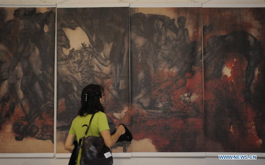 Du khách chiêm ngưỡng các tác phẩm hội họa tại thành phố Hiroshima trong buổi tưởng niệm lần 69. Ảnh: Xinhua.