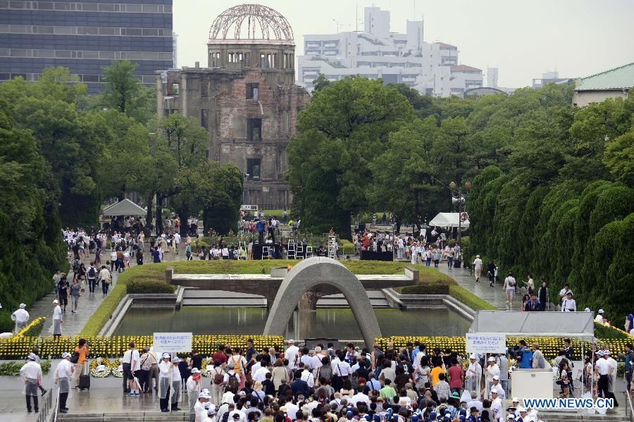 Những người tham dự buổi lễ kỷ niệm lần 69 tập trung trước Đài tưởng niệm Hòa Bình hôm 6/8/2014. Ảnh: Xinhua.